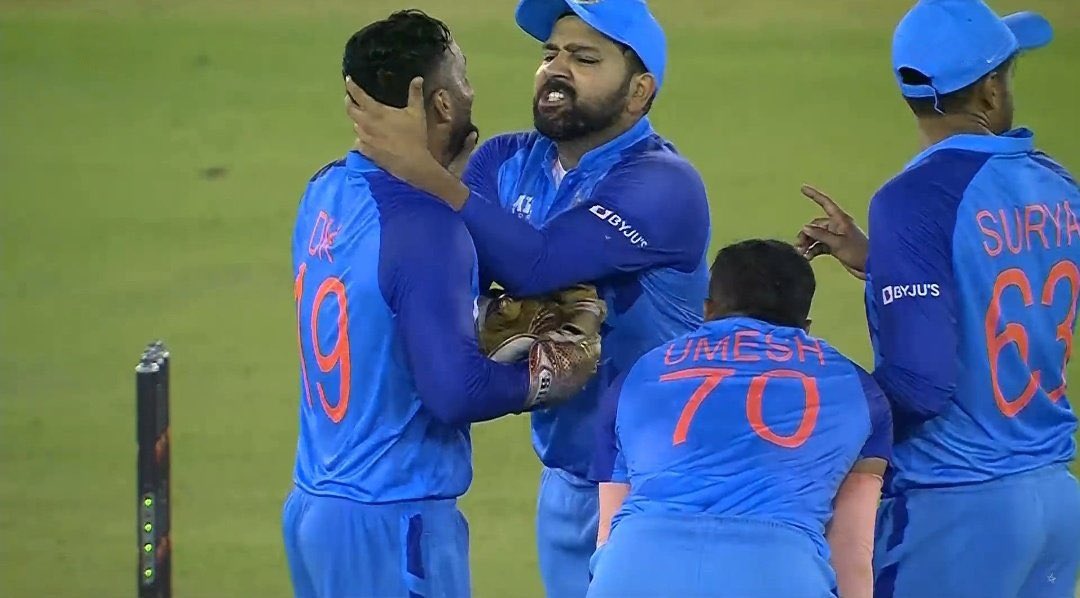 Rohit Sharma celebrated the wicket of Glenn Maxwell by grabbing Dinesh Karthik's neck jokingly