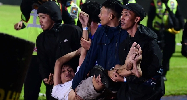 125 people killed, 180 injured in stampede at football stadium in Indonesia