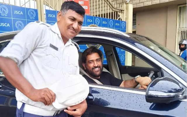 MS Dhoni taking a selfie with a traffic cop (Source - Twitter)