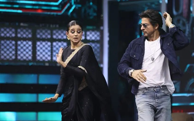 Priyamani dancing with Shah Rukh Khan at an event (Source - Twitter)