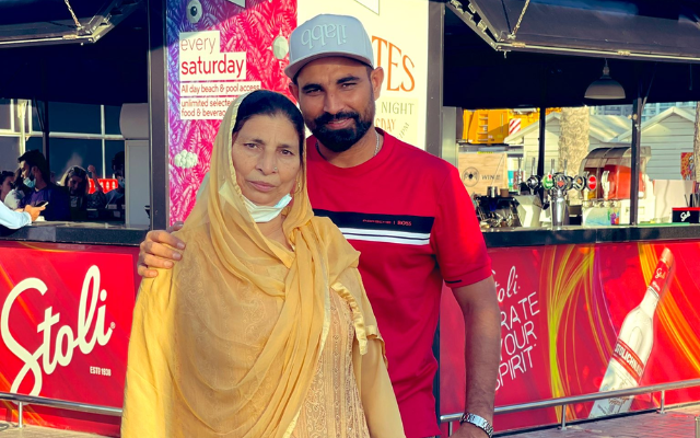 Mohammed Shami with his mother (Source - Twitter)