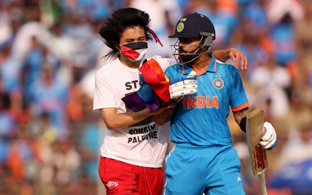 Pitch invader trying to hug Virat Kohli (Source - Twitter)