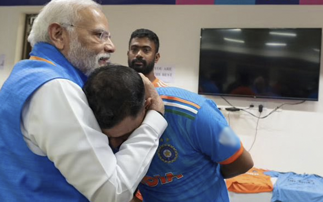 PM Modi consoling Mohammed Shami (Source - Twitter)