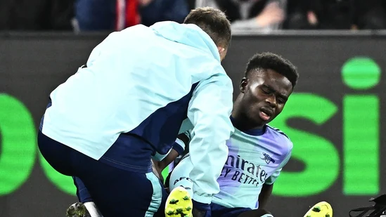 Arsenal’s Bukayo Saka faces weeks of recovery due to a hamstring injury. Manager Arteta confirms plans for his return.