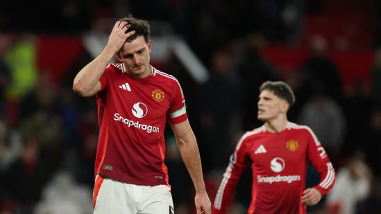 Manchester United suffers a home defeat while Ipswich upsets Chelsea, showcasing the unpredictability of the Premier League.